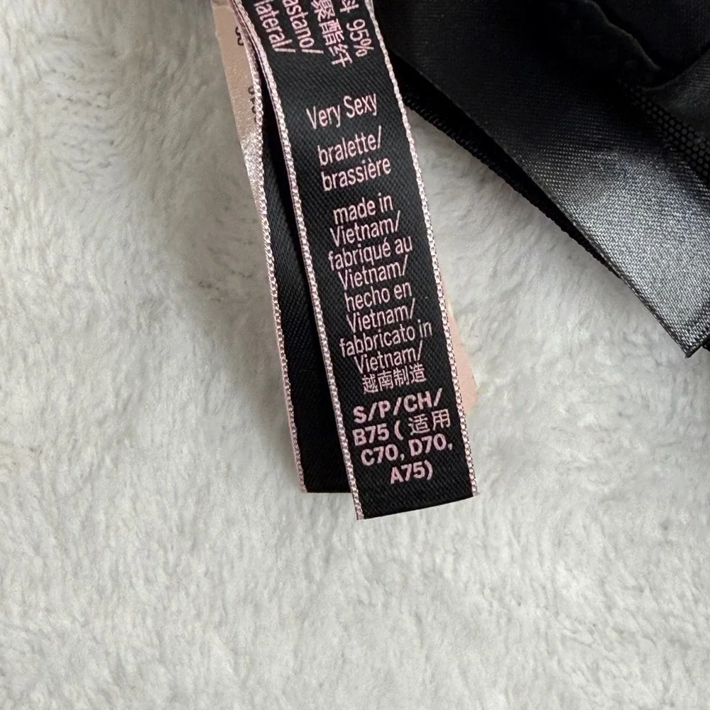 Victorias Secret Very Sexy Unlined Shine Strap Bralette Black S 11230619‎